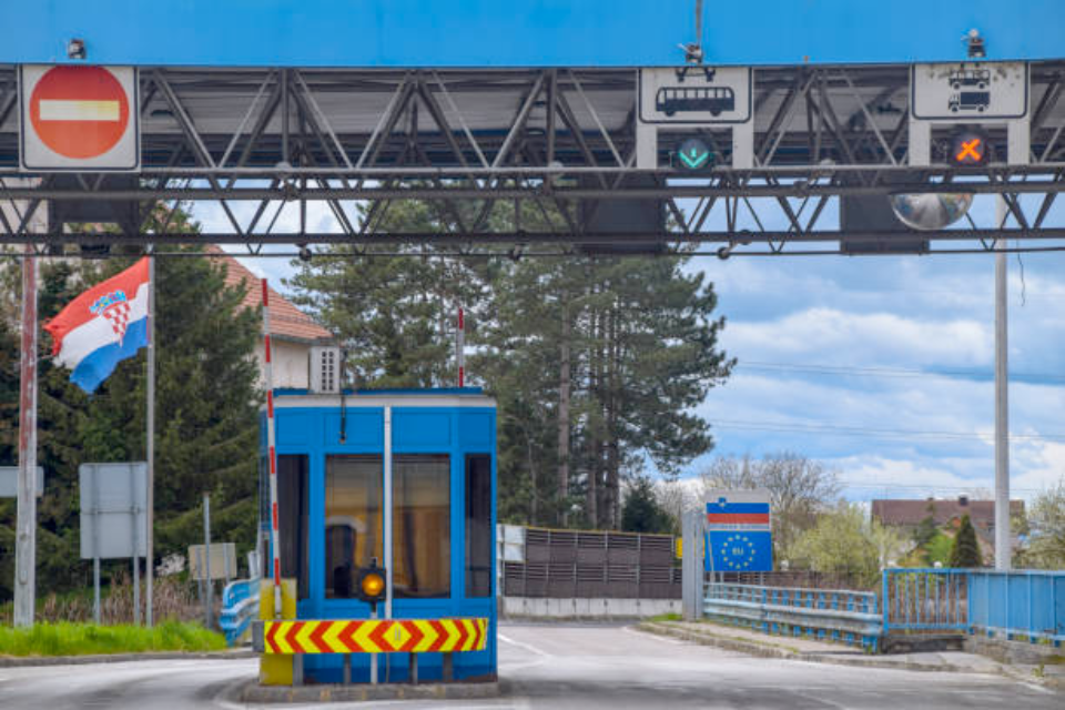 斯洛文尼亚-克罗地亚边境将开设移民处理中心